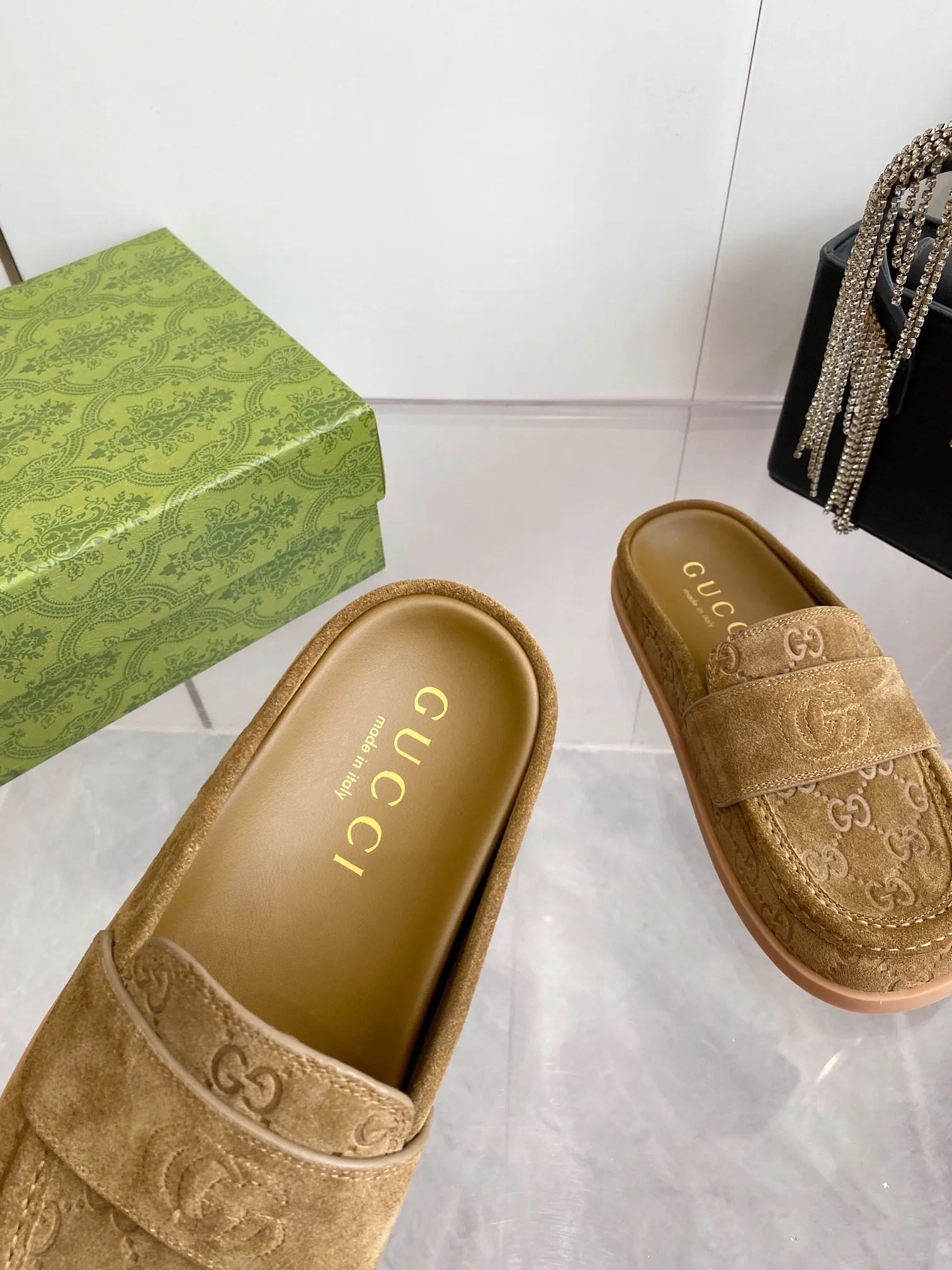 👟👟Ex-factory price 500👟👟 Gucci 2️⃣5️⃣ss new spring and summer retro large-toe bag-toe flip flops, Birkenstock flip-flops. When I first see this shoe, I feel it is inconspicuous. It is very simple without too many decorations, but it has a bit of retro flavor, cute and cute. It looks good with any combination! For those who have high requirements for foot feel, close your eyes and enter. Temperament retro round-toe furry shoes Upper: Cow suede, soft and waxy, with delicate texture ~ round-toe shoe shape, stiff and three-dimensional, not picky about foot shape or person Size: #35-40 (40 orders are not returnable)
